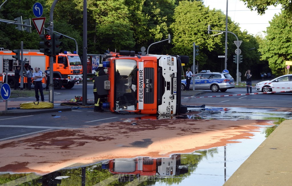 TLF 4 umgestuerzt Koeln Bocklemuend Ollenhauer Ring Militaerringstr P081.JPG - Miklos Laubert